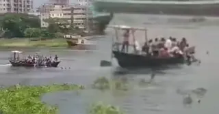 শীতলক্ষ্যায় ট্রলারডুবির শঙ্কায় যাত্রীদের নদীতে ঝাঁপ